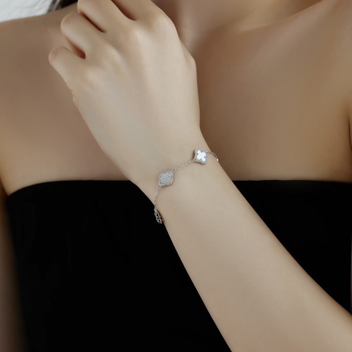 Exquisites Armband mit vierblättrigem Kleeblatt