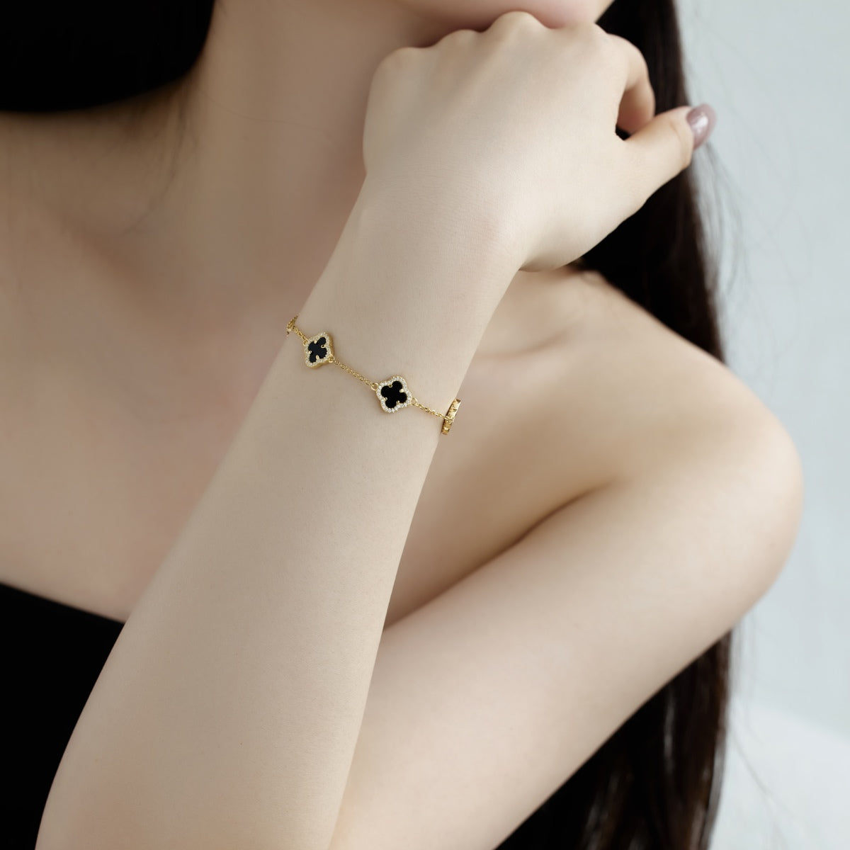 Exquisites Armband mit vierblättrigem Kleeblatt